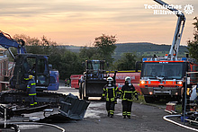 Kettenbagger und Flugfeldlöschfahrzeug im Einsatz